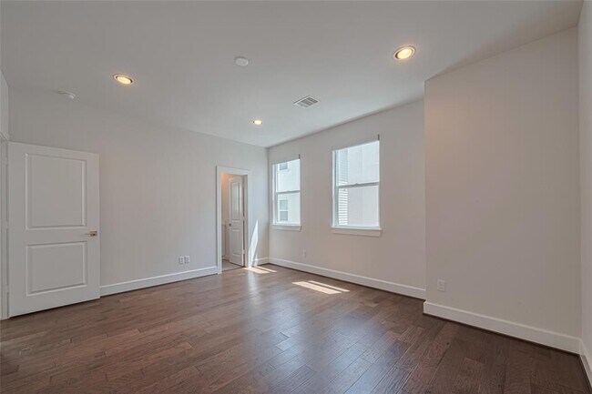 Building Photo - 1237 W 23rd St