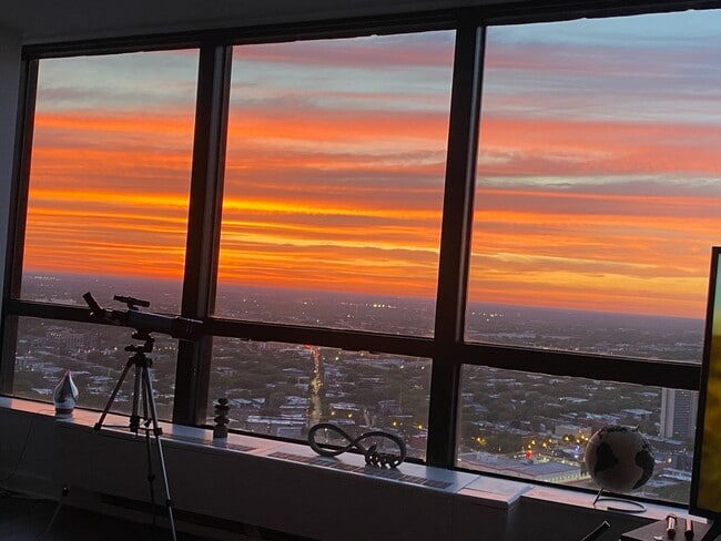 Building Photo - 5415 N Sheridan Rd