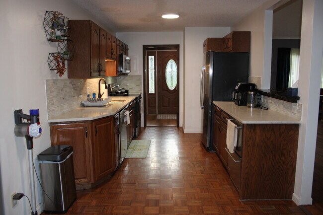 Kitchen - 2115 Pineshore Ct