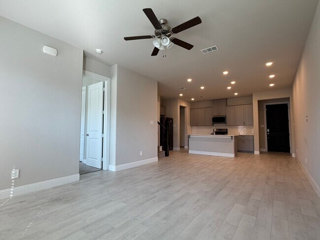 Building Photo - 624 Hutchinson Ln