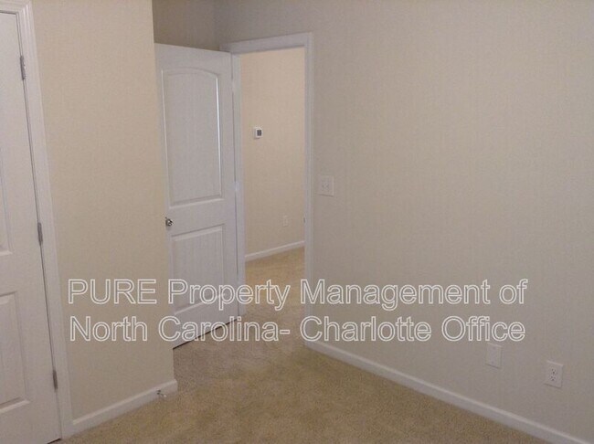 Building Photo - 613 Oak Forest Lane