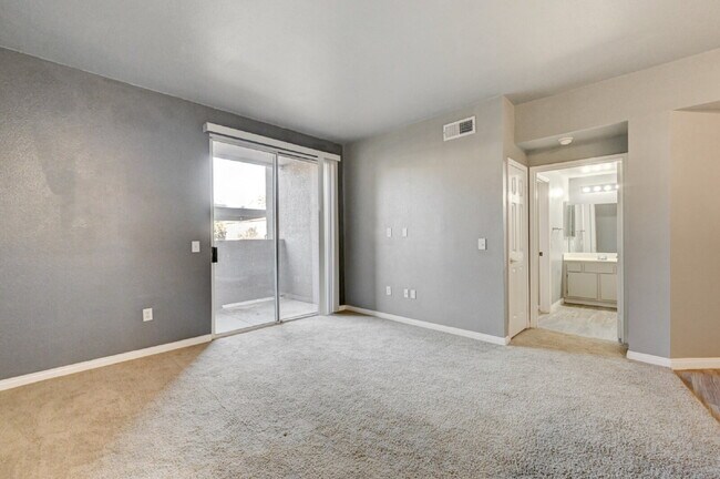 Building Photo - Ground Floor 2BD/2BA Condo in Gated Henderson Community – Resort-Style Amenities!