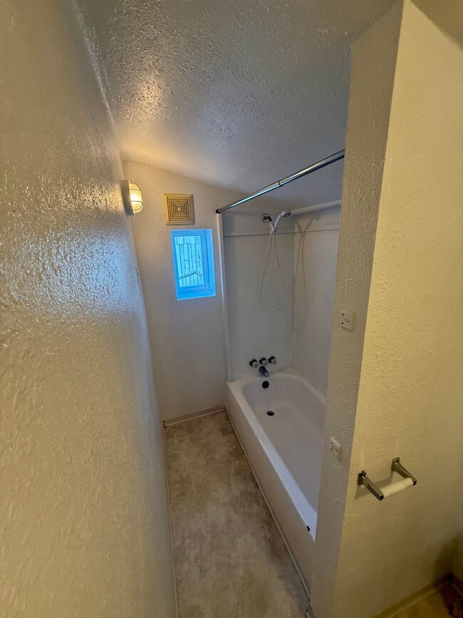 Building Photo - 1 Bed 1 Bath House 2 miles from Oit and Sky Lakes Medical Center