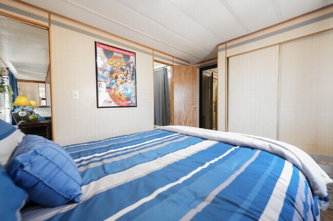 Building Photo - Stylish & Spacious 2-Bedroom Mobile Home