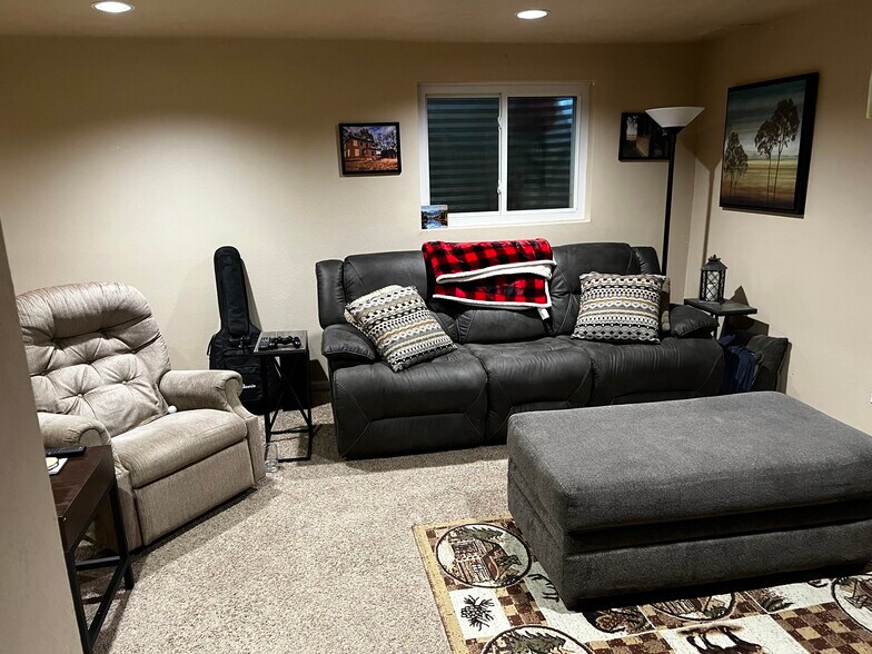 Building Photo - 10156 Quivas St