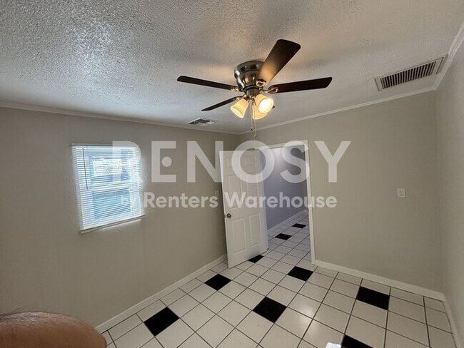 Building Photo - Modern, Solar Energy, 2-Bedroom detached Casita!