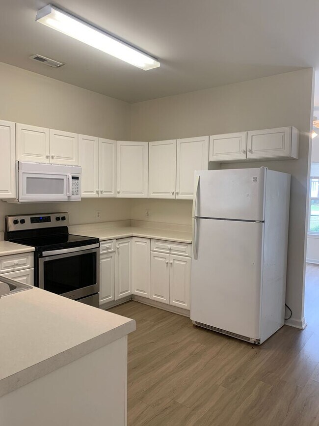 Building Photo - $500 OFF 1ST MONTHS RENT! 3 Bedroom 2 Bath House Available now on Charter Drive