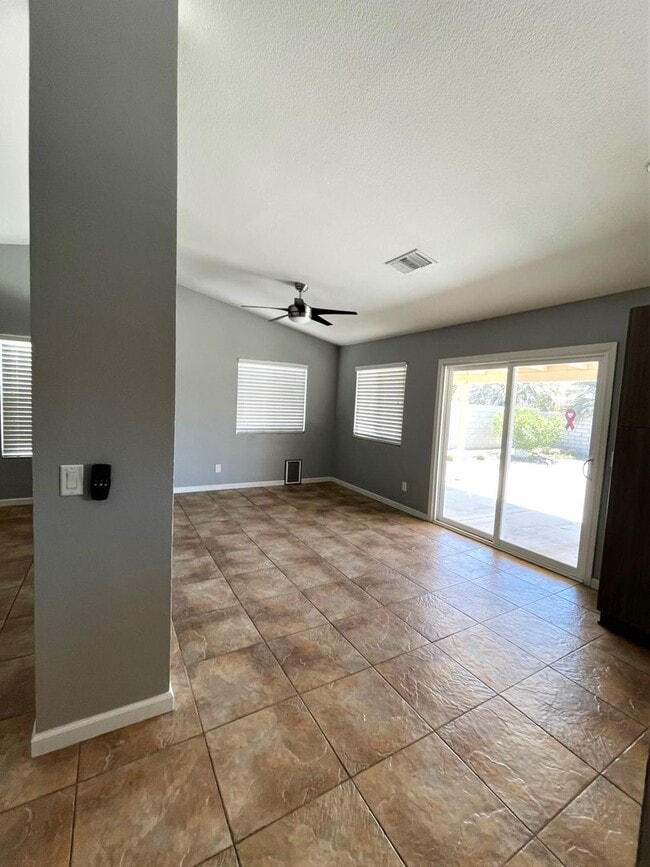 Building Photo - 3+ bedroom, 2 bath pool and spa home