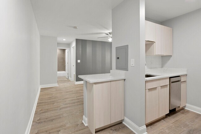 Building Photo - 6201 N Kenmore Ave