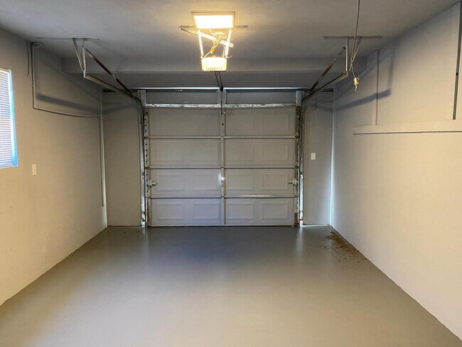 Building Photo - 2613 Drake Dr