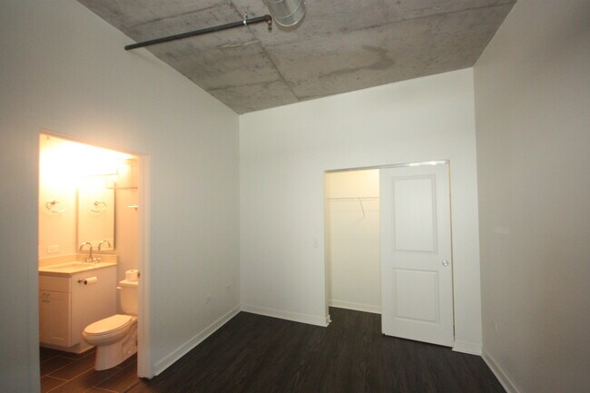 Building Photo - 50 E 16th St