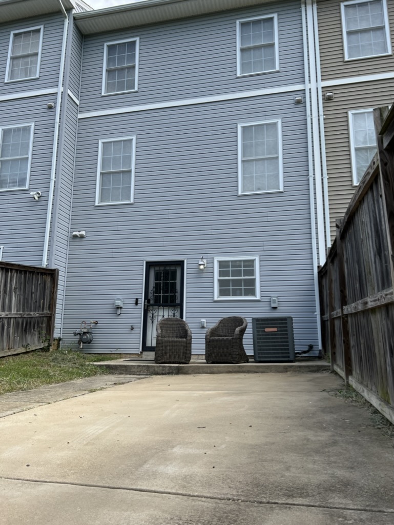 Backyard - parking space - 1431 Shippen Ln SE