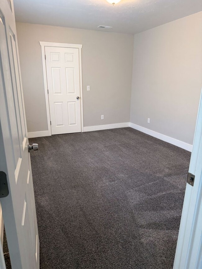Building Photo - CALL TYE DIRECTLY 208-313-6062. 4 BED 2 BATH HOME WITH ATTACHED GARAGE