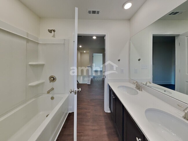 Building Photo - 2120 Williamshire Ln