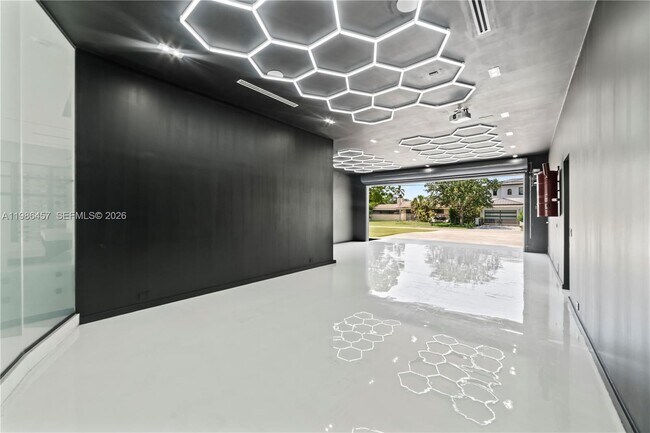 Building Photo - 493 Holiday Dr