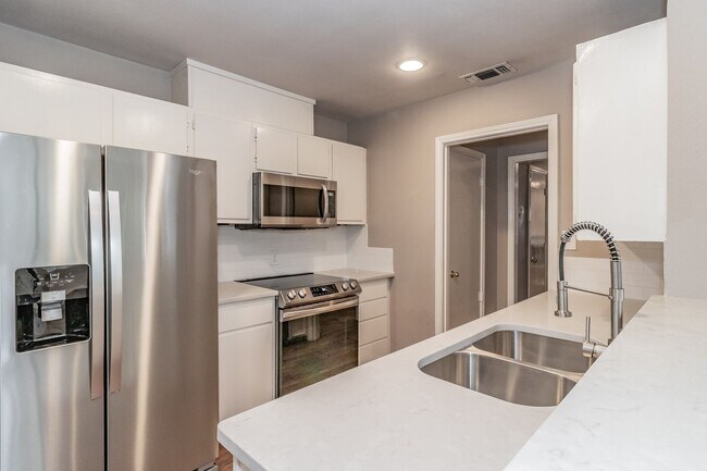 Building Photo - Beautiful townhome in a prime location nea...