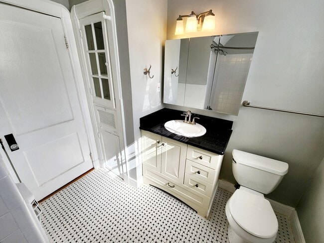 Building Photo - 2333 Pauline St