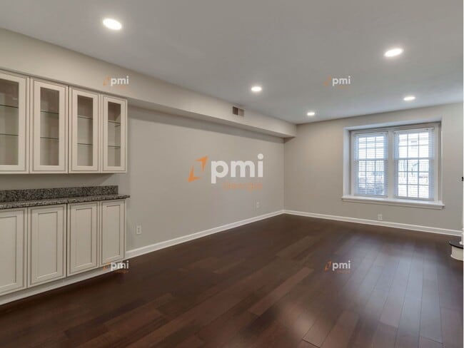 Building Photo - 3083 Colonial Way