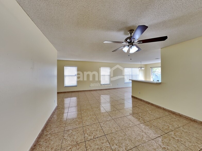 Building Photo - 3049 Holland Dr