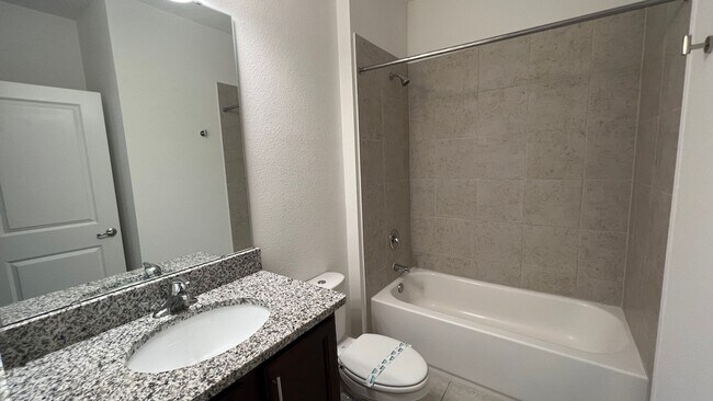 Building Photo - Like New 1/1 Garage Apartment with 1-Car G...