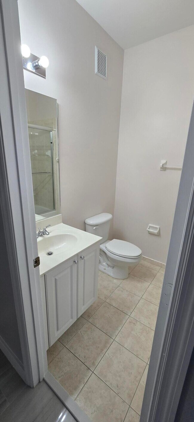 Building Photo - 2919 Crestwood Ter