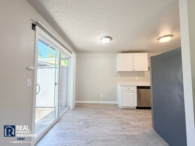 Building Photo - 1408-1414 Josephine Ct SE