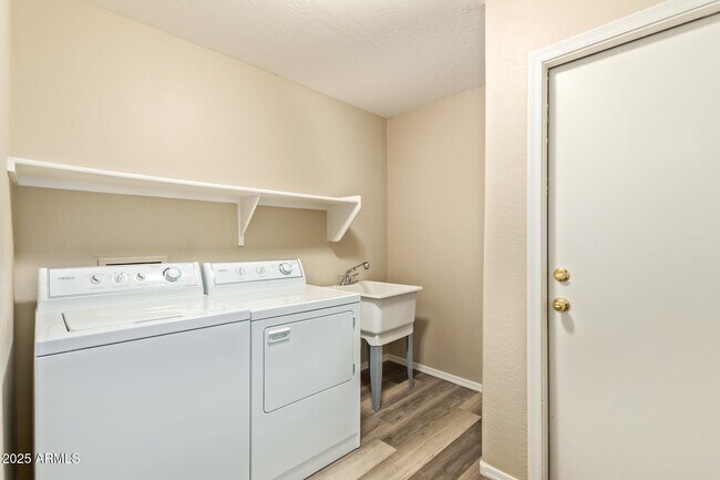 Building Photo - 30445 N Sunray Dr