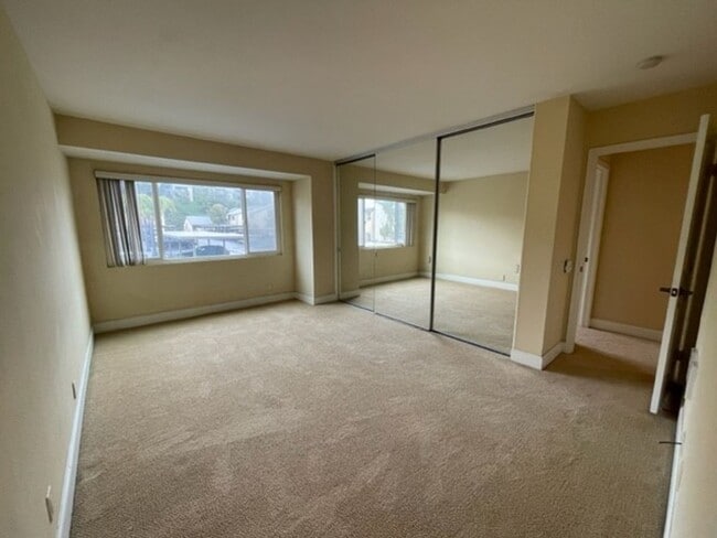 Building Photo - 2 bedroom, 2 bath top floor condo in La Jolla