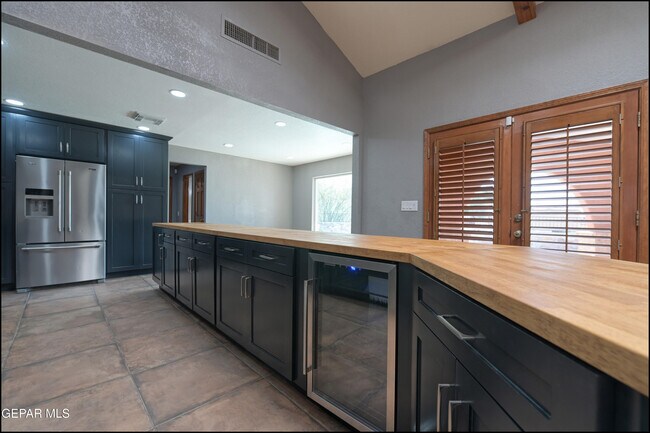 Building Photo - 6412 Via Aventura Dr