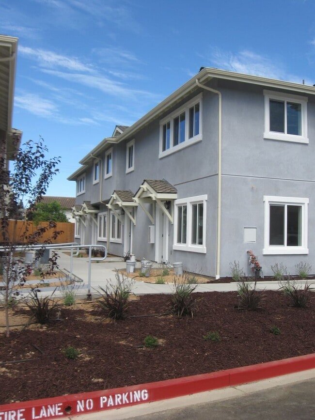 Building Photo - 575 E Newlove Dr