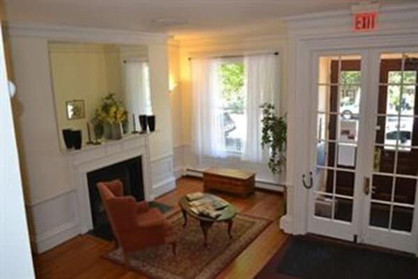 Building Photo - 309 Beacon St