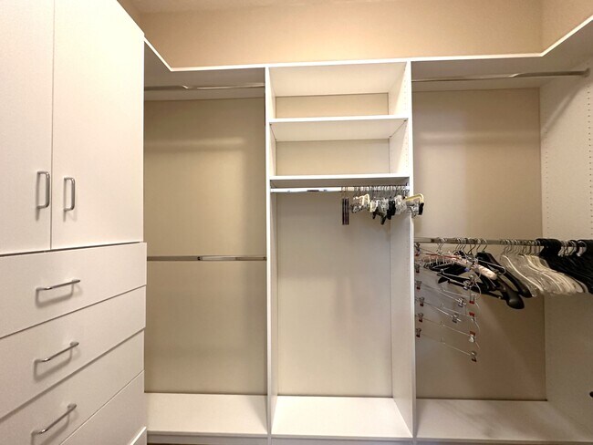 Building Photo - 6218 Shadyview Ln N