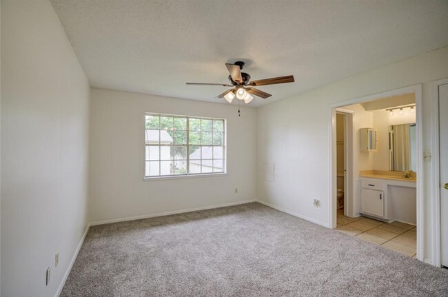 Building Photo - 3-bedroom, 2-bathroom condo in Norman with central heat and air and washer and dryer provided