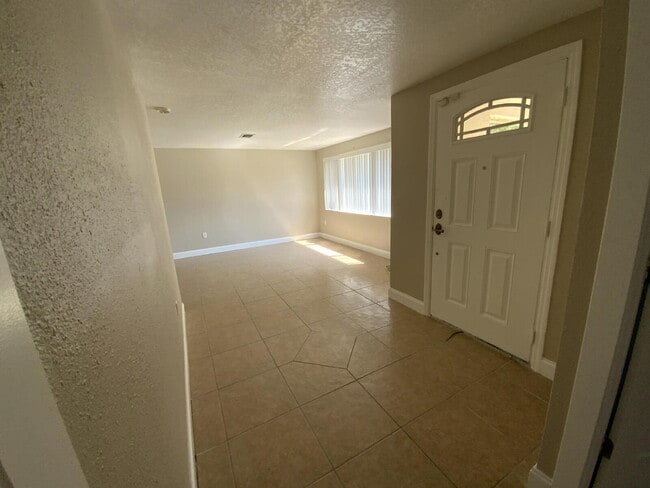 Building Photo - Beautiful 2 bed, 2 updated baths home in the sought-after boating community of Gulf Harbors.