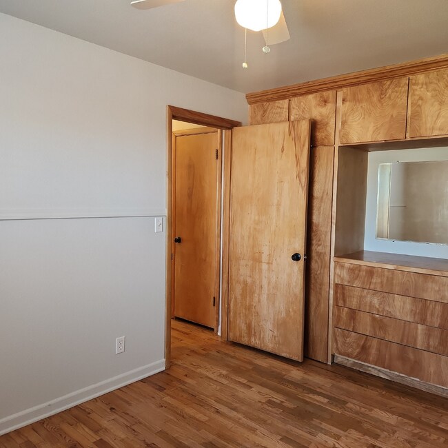 Building Photo - 911 W Leola St