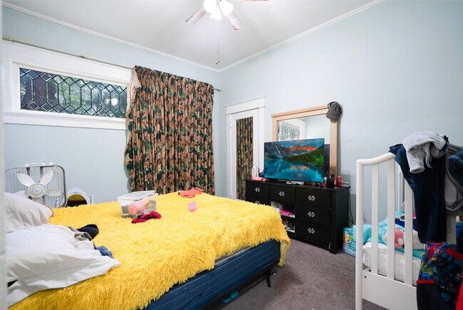 Building Photo - Charming Historic 2BR Apartment with Garag...