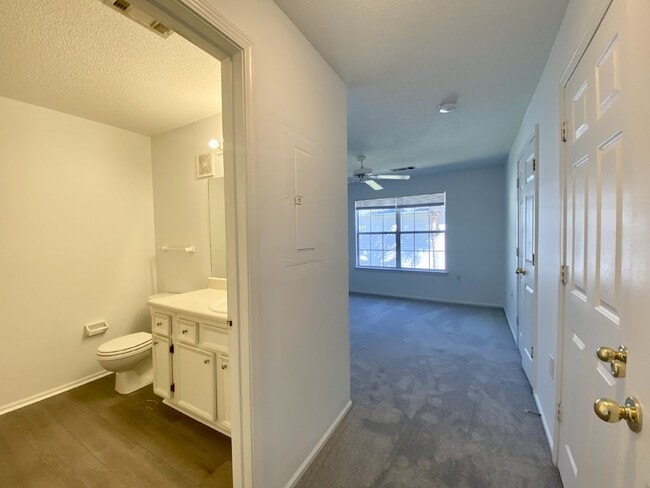 Building Photo - Spacious, One Bedroom Apartment W/ a Balcony!