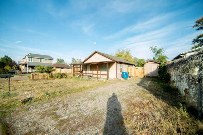 Long driveway and shed - 5410 Monaco St