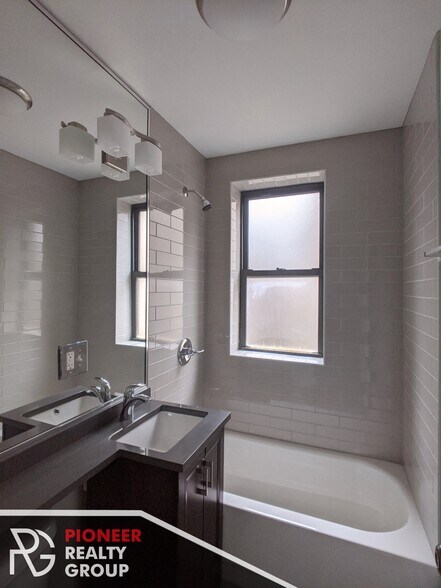 Building Photo - 423 W Belden Ave