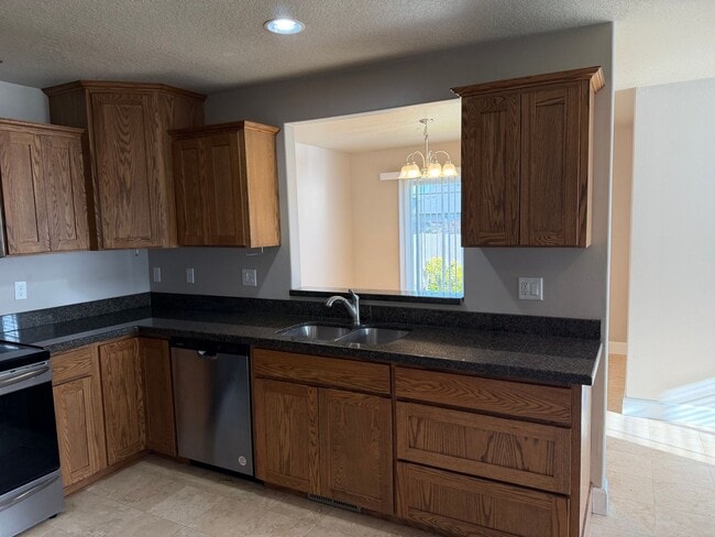 Building Photo - Newer 3 bedrooms 2.5 bathroom townhouse! MOVE IN SPECIAL!