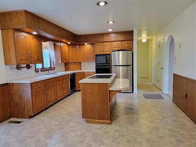 Building Photo - SERENE & CUTE HOME