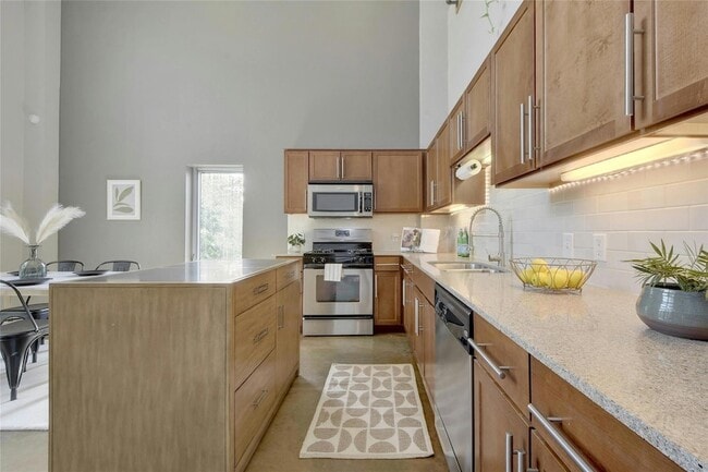 Building Photo - 1601 E Cesar Chavez St