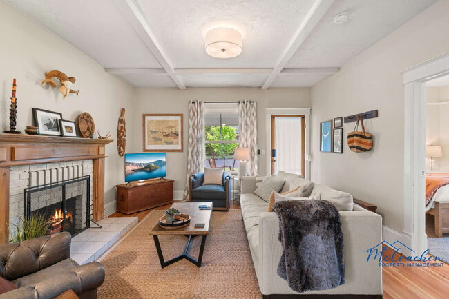 Building Photo - Charming 2-Bedroom Cottage with Modern Com...