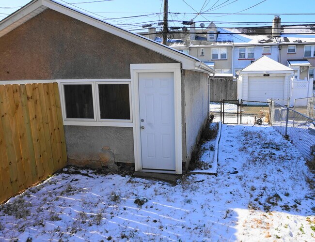 Building Photo - Completely Renovated 3 Bedroom w/ Garage i...