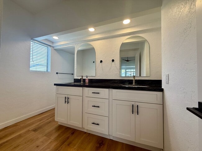 Building Photo - Beautiful 3 bedroom (2 bed + den/office) t...