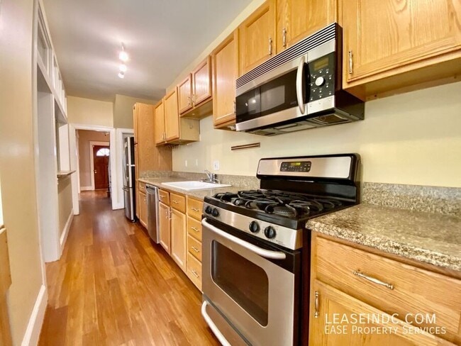 Building Photo - 1424 Oak St NW
