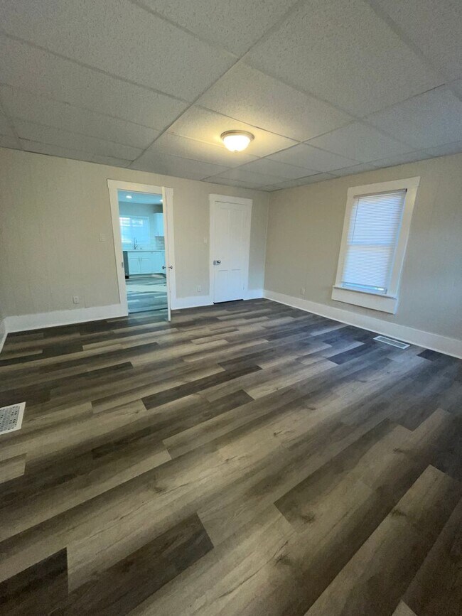 Building Photo - 3BR/2BA Home with Detached Garage & Large Yard