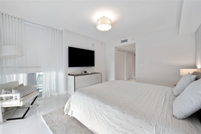 Building Photo - 300 Sunny Isles Blvd