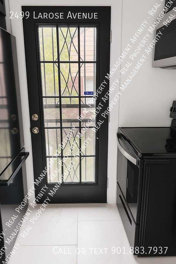 Building Photo - 2499 Larose Ave