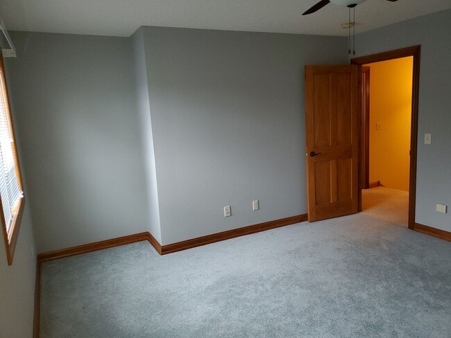 Building Photo - STUNNING, 5 BEDROOM AND 5 BATH TWIN HOME F...
